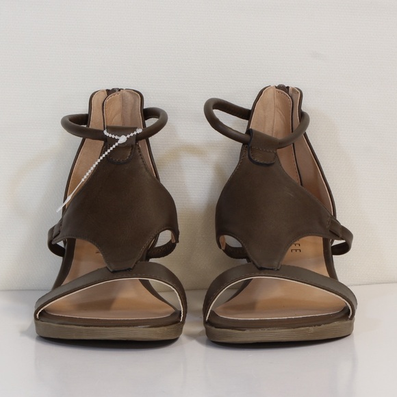 Journee Collection Womens Brown Trayle Wedge Gladiator Sandals NWOT - Picture 4 of 10